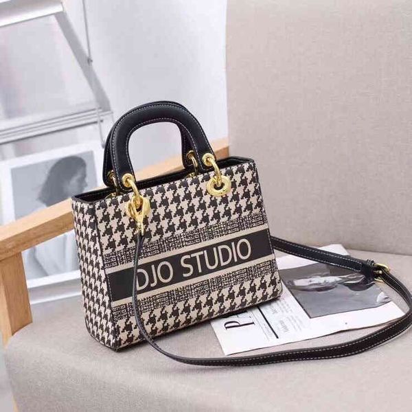 2022 latest luggage factory wholesale bag texture large capacity classic female messenger bag old flower
2022 latest luggage factory wholesale bag texture large capacity classic female messenger bag old flower