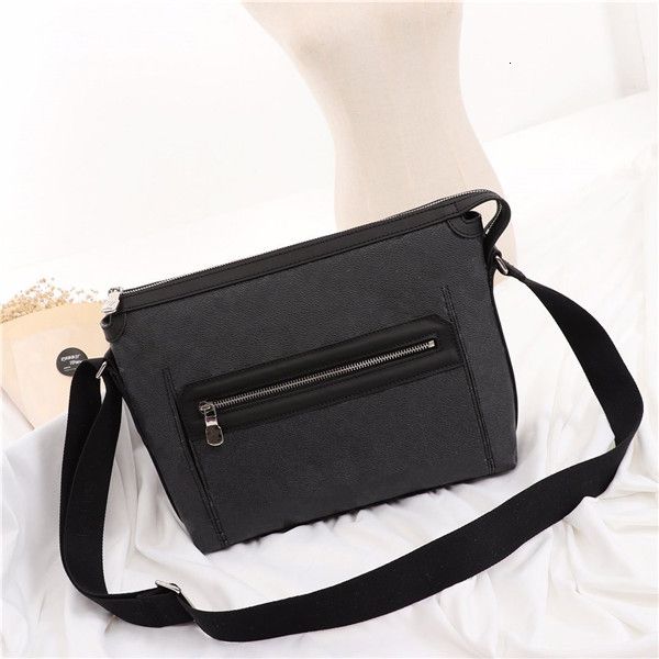 trumpet. man's bag. business styling, fashion postman bag, front bag design, silver metal, wide shoulder straps
trumpet. man's bag. business styling, fashion postman bag, front bag design, silver metal, wide shoulder straps