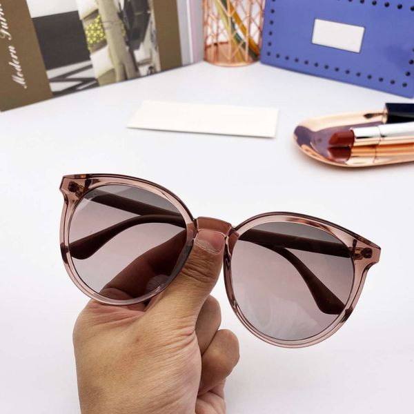 2020 new sunglasses temperament sunglasses man womens beach glasses uv400 g letter 042801 5 colors with box, White;black
2020 new sunglasses temperament sunglasses man womens beach glasses uv400 g letter 042801 5 colors with box, White;black