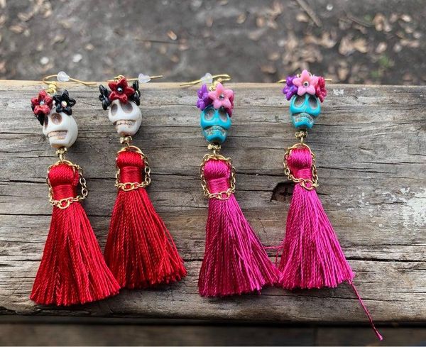 dangle & chandelier skull earrings with a little flower crown dress and hands made of metal chain, day the dead,tassel, Silver
dangle & chandelier skull earrings with a little flower crown dress and hands made of metal chain, day the dead,tassel, Silver