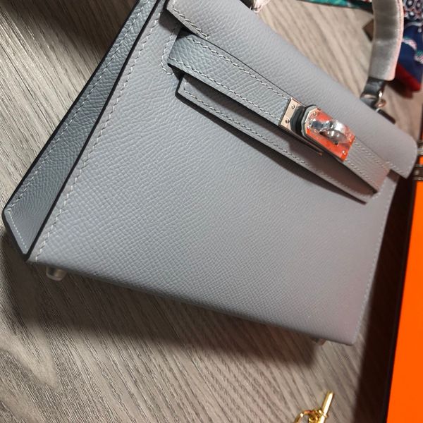 brand mini purse 19.5cm grey color. epsom leather handmade quality wax line stitching silver hardware fast delivery contact me for detail
brand mini purse 19.5cm grey color. epsom leather handmade quality wax line stitching silver hardware fast delivery contact me for detail