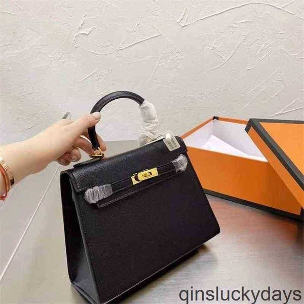factory outlet handheld handbags leather bags women luxurys crossbody hardware distribution pony scarf 25cm he hv4s
factory outlet handheld handbags leather bags women luxurys crossbody hardware distribution pony scarf 25cm he hv4s