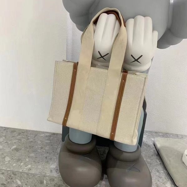 2022shopping bag woody canvas stitching cowhide tote bag versatile fashion durable handbag ladies vegetable basket
2022shopping bag woody canvas stitching cowhide tote bag versatile fashion durable handbag ladies vegetable basket