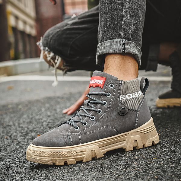 fashion bottes lightweight walking shoes for men boots tripe black white rubber soft bottom three colors mens trend trainers size 40-45 
fashion bottes lightweight walking shoes for men boots tripe black white rubber soft bottom three colors mens trend trainers size 40-45