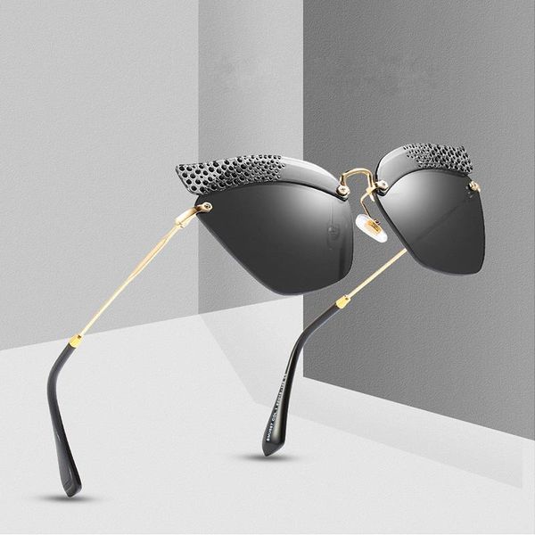 europe and the united states style fashion butterfly shaped sunglasses · women personality street shoot ultraviolet, White;black 
europe and the united states style fashion butterfly shaped sunglasses · women personality street shoot ultraviolet, White;black