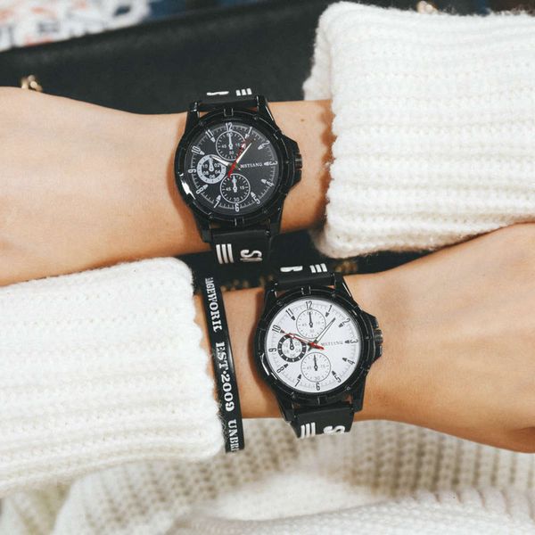 for 2020 silicone male watch and female students, Slivery;brown
for 2020 silicone male watch and female students, Slivery;brown