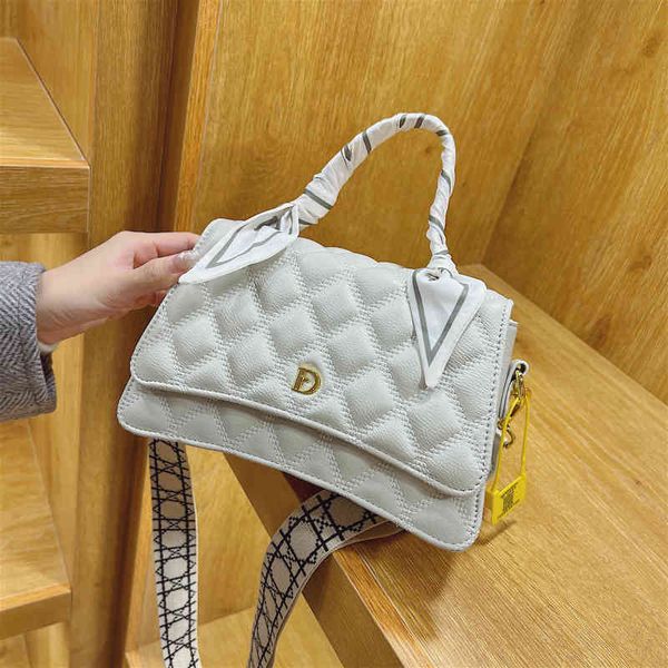 2022 factory wholesale new women's ins unique messenger wide shoulder strap diamond lattice, Blue;pink
2022 factory wholesale new women's ins unique messenger wide shoulder strap diamond lattice, Blue;pink