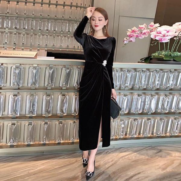 temperament velvet dress women's fall 2021 new style young round neck pleated side slit mid length dress, Black;gray
temperament velvet dress women's fall 2021 new style young round neck pleated side slit mid length dress, Black;gray