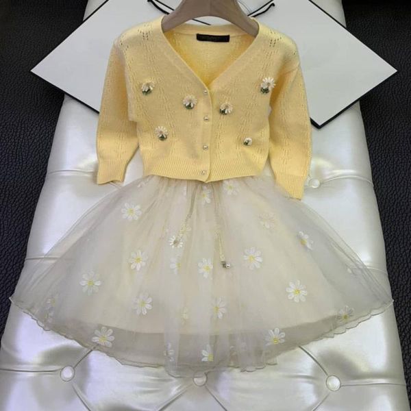 clothing sets 7150 brand children's autumn and winter suit half skirt yellow cardigan coat white lace girls' performance dress 2-8
clothing sets 7150 brand children's autumn and winter suit half skirt yellow cardigan coat white lace girls' performance dress 2-8