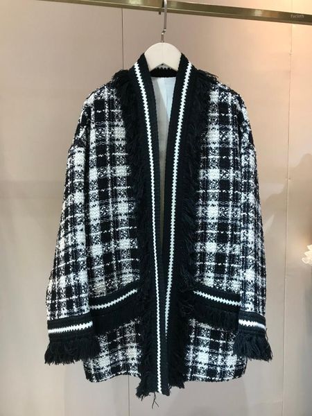 2021 new ladies fashion long sleeve v-neck tassel check coat 12281, Black;brown
2021 new ladies fashion long sleeve v-neck tassel check coat 12281, Black;brown