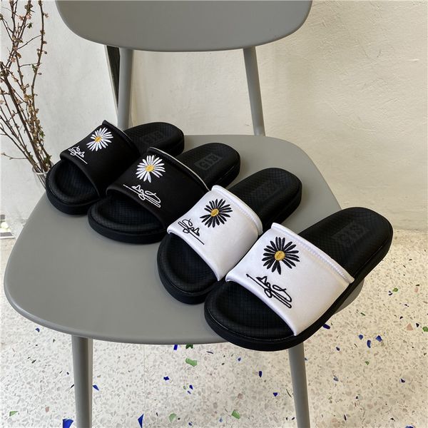 2020 summer new korean version of sandals and slippers female outdoor small daisy flower net red ins super fire word drag beach, Black
2020 summer new korean version of sandals and slippers female outdoor small daisy flower net red ins super fire word drag beach, Black