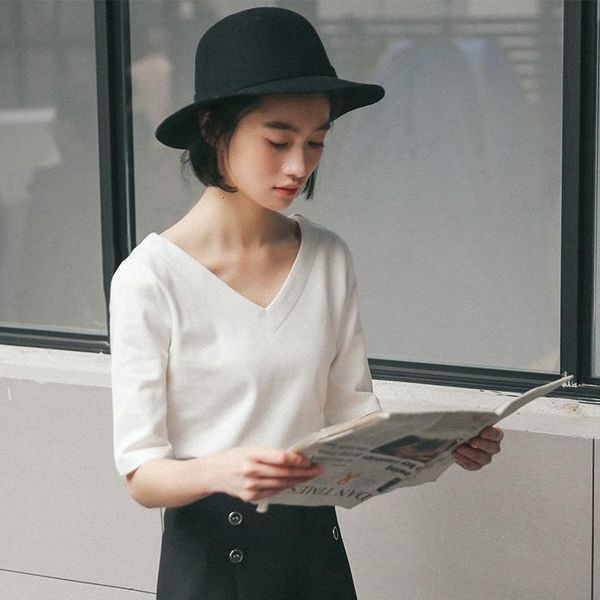 make a large number of spot cotton v-neck cultivate one's morality show thin render t-shirts students with white tee shirt
make a large number of spot cotton v-neck cultivate one's morality show thin render t-shirts students with white tee shirt