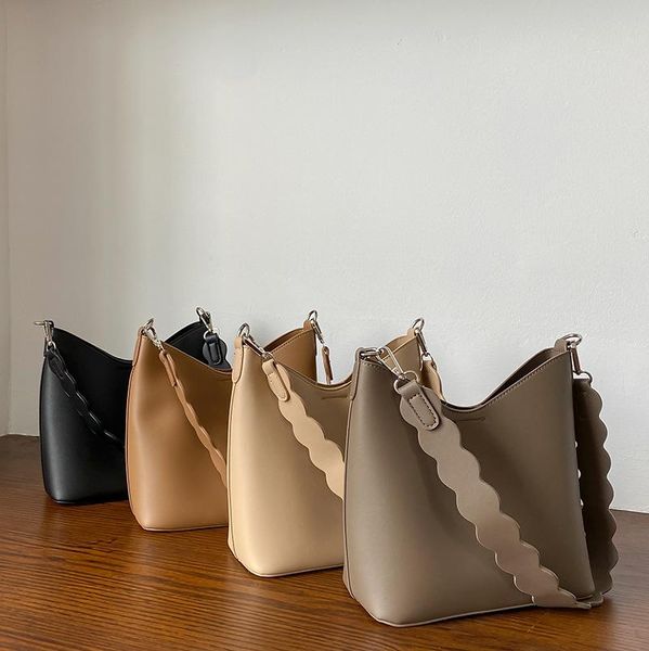 cross body fashion bucket bag for women designer wide strap shoulder bags luxury pu leather crossbody large capacity totes big purses
cross body fashion bucket bag for women designer wide strap shoulder bags luxury pu leather crossbody large capacity totes big purses