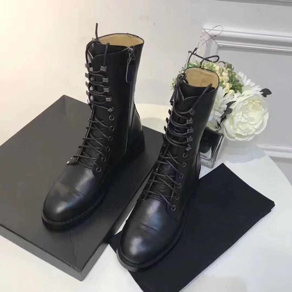 2020 new luxury original design fashion autumn and winter leather martin boots thick-soled short boots black classic women' boots ship, Black;grey
2020 new luxury original design fashion autumn and winter leather martin boots thick-soled short boots black classic women' boots ship, Black;grey