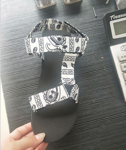 2021 ladies outdoor beach slippers 2020 new women spring/summer new soft-slip non-slip sandals foam sole durable sandals 35-43, Black
2021 ladies outdoor beach slippers 2020 new women spring/summer new soft-slip non-slip sandals foam sole durable sandals 35-43, Black