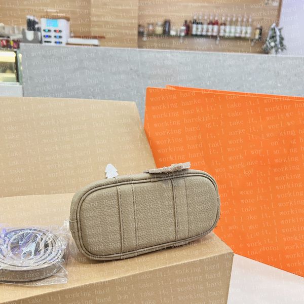 2022 women fashion classic premium brand evening bags mini shoulder bag simple and cute size:18*12
2022 women fashion classic premium brand evening bags mini shoulder bag simple and cute size:18*12