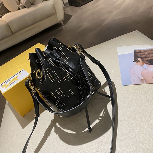 2020 new luxury original single fashion design rivet bucket bag classic portable shoulder messenger bag ing, Black
2020 new luxury original single fashion design rivet bucket bag classic portable shoulder messenger bag ing, Black