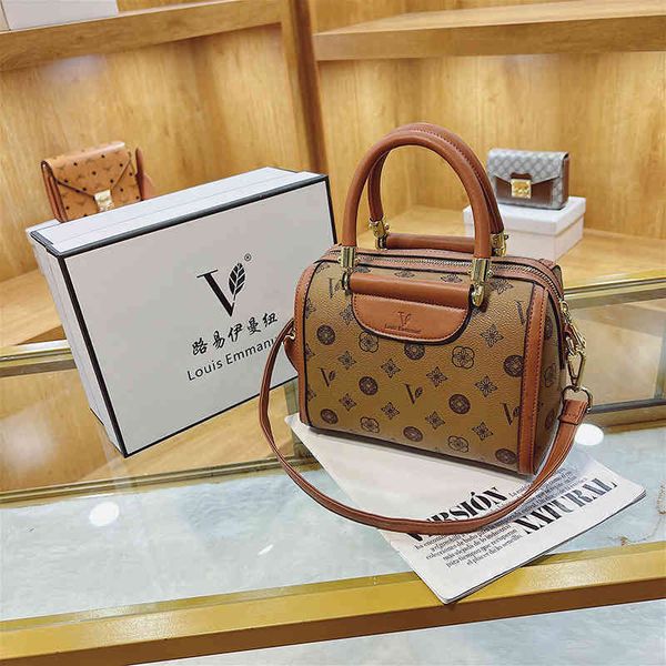 2022 factory wholesale boston pillow women's one shoulder high-capacity hand fashion versatile messenger handbag
2022 factory wholesale boston pillow women's one shoulder high-capacity hand fashion versatile messenger handbag