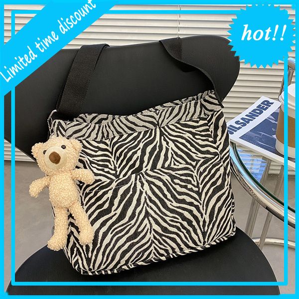 autumn and winter women 2020 new fashion net hongtuote niche design college students' class large capacity bag
autumn and winter women 2020 new fashion net hongtuote niche design college students' class large capacity bag