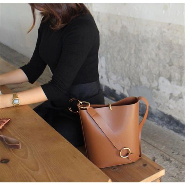 cross body vintage large capacity handbag women casual bucket bag multifunction shoulder 2021 crossbody shopping tote
cross body vintage large capacity handbag women casual bucket bag multifunction shoulder 2021 crossbody shopping tote