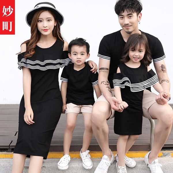 summer family matching striped t shirts mother daughter dresses off shoulder princess beach dress father son outfits y200713, Blue
summer family matching striped t shirts mother daughter dresses off shoulder princess beach dress father son outfits y200713, Blue
