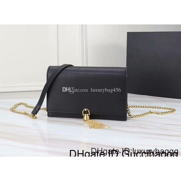 2019 new ladies leather large capacity shoulder bag casual simple handbag solid color metal tassel
2019 new ladies leather large capacity shoulder bag casual simple handbag solid color metal tassel