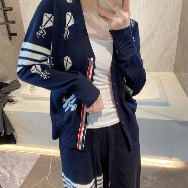 28 2022 milan runway spring summer brand same style sweater v neck blue gray long sleeve womens pullover yl, White;black
28 2022 milan runway spring summer brand same style sweater v neck blue gray long sleeve womens pullover yl, White;black
