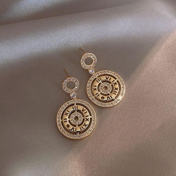 2020 new light luxury rhinestone disc classic roman numerals atmospheric charming lady earrings, Golden;silver
2020 new light luxury rhinestone disc classic roman numerals atmospheric charming lady earrings, Golden;silver