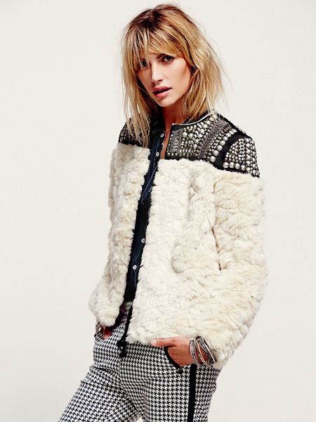 2020 new women jacket winter warm fur coat hand-made beading rivet long sleeve overcoat female fur coat jacket outerwear, Black
2020 new women jacket winter warm fur coat hand-made beading rivet long sleeve overcoat female fur coat jacket outerwear, Black