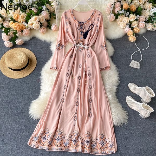 neploe indie folk vintage embroidery dress fashion o-neck sashes slim waist dresses femme loose long sleeve mid-calf vestidos y200805, Black;pink
neploe indie folk vintage embroidery dress fashion o-neck sashes slim waist dresses femme loose long sleeve mid-calf vestidos y200805, Black;pink