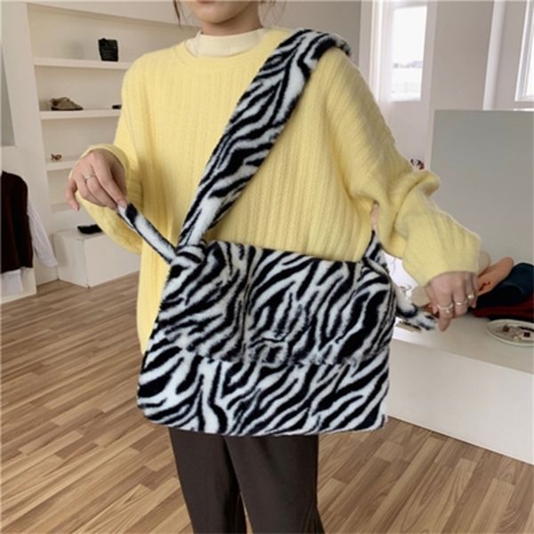 ladies sweet girls cute flower fur bags women winter plush harajuku cool street shoulder handbag chic party club bag 2020 c1223
ladies sweet girls cute flower fur bags women winter plush harajuku cool street shoulder handbag chic party club bag 2020 c1223