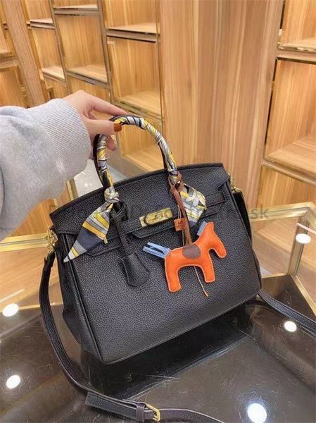 2021 luxury designer h fashion birkin bags scarf and horse ribbons alligator letter lock interior zipper pocket lady fashion tote bags
2021 luxury designer h fashion birkin bags scarf and horse ribbons alligator letter lock interior zipper pocket lady fashion tote bags