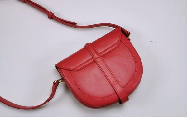 satin female cosmetic lunch box bag ladies one-shoulder chest bag cowhide metal buckle saddle one-shoulder messenger bag handbag chain messe
satin female cosmetic lunch box bag ladies one-shoulder chest bag cowhide metal buckle saddle one-shoulder messenger bag handbag chain messe