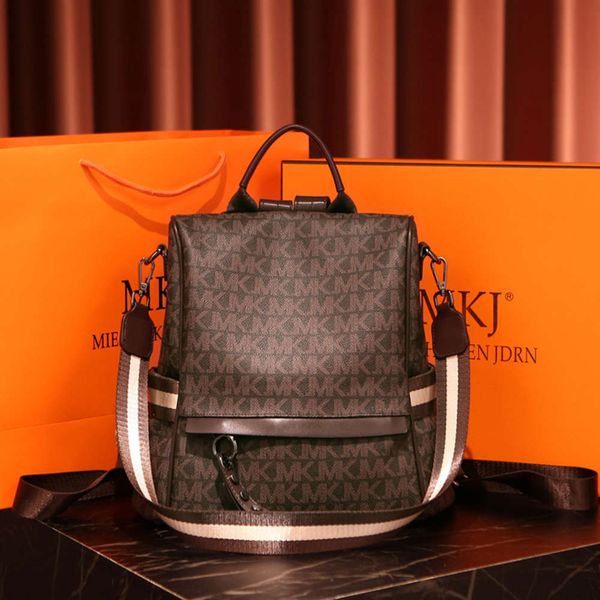 luxurys designers hong kong travel autumn and winter 2021 new high capacity backpack women's bag 
luxurys designers hong kong travel autumn and winter 2021 new high capacity backpack women's bag