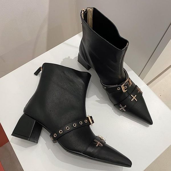 2021 new design women knight boots soft black leather bottine femme white stud strap rubber botas western stylish scarpe donna
2021 new design women knight boots soft black leather bottine femme white stud strap rubber botas western stylish scarpe donna