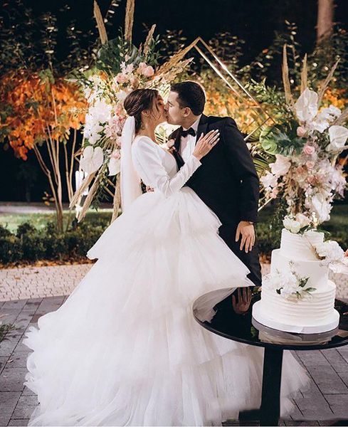 luxury design ruffles layered tulle wedding dresses ball gown long sleeve deep v neck tiered skirt bridal gowns custom size, White
luxury design ruffles layered tulle wedding dresses ball gown long sleeve deep v neck tiered skirt bridal gowns custom size, White