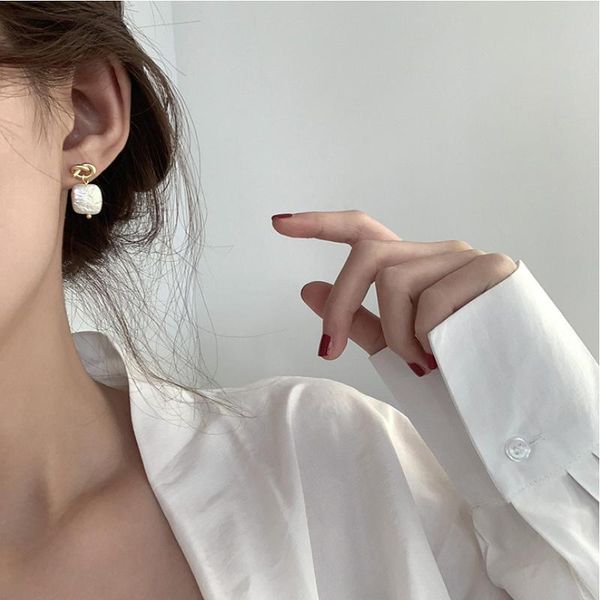 s925 korean version of custom knotted shell pearl earrings ins net red sweet and elegant geometric silver earrings
s925 korean version of custom knotted shell pearl earrings ins net red sweet and elegant geometric silver earrings