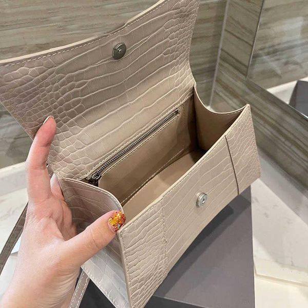 bag luxury designer handbags internet celebrity same style genuine leather b- shaped buckle shoulder messenger wan
bag luxury designer handbags internet celebrity same style genuine leather b- shaped buckle shoulder messenger wan