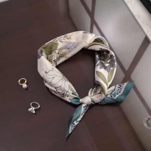 autumn and winter silk ladies mulberry silk suzhou and hangzhou printing small square scarf gift gift square scarf 53 * 53cm, Blue;gray
autumn and winter silk ladies mulberry silk suzhou and hangzhou printing small square scarf gift gift square scarf 53 * 53cm, Blue;gray