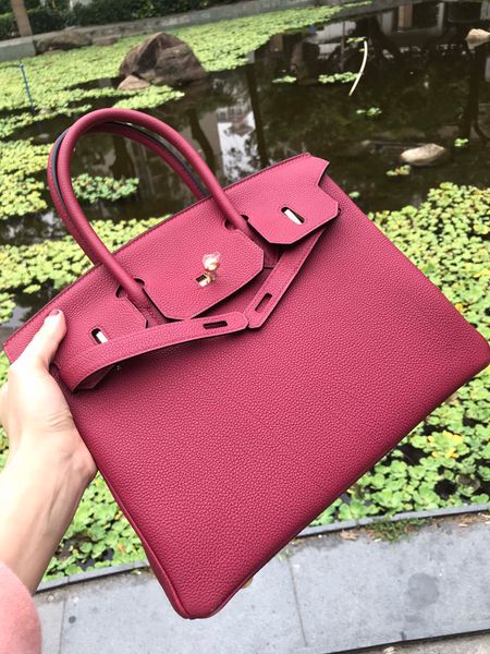 wholesale fully handmade original togo leather design purse 25cm wax thread have both gold and silver hardware contact me for details
wholesale fully handmade original togo leather design purse 25cm wax thread have both gold and silver hardware contact me for details