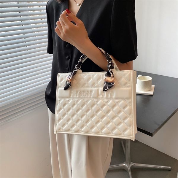 2022 factory wholesale new large capacity handbag women's summer fashion texture rhombic embroidered silk scarf tote bag y4p3
2022 factory wholesale new large capacity handbag women's summer fashion texture rhombic embroidered silk scarf tote bag y4p3