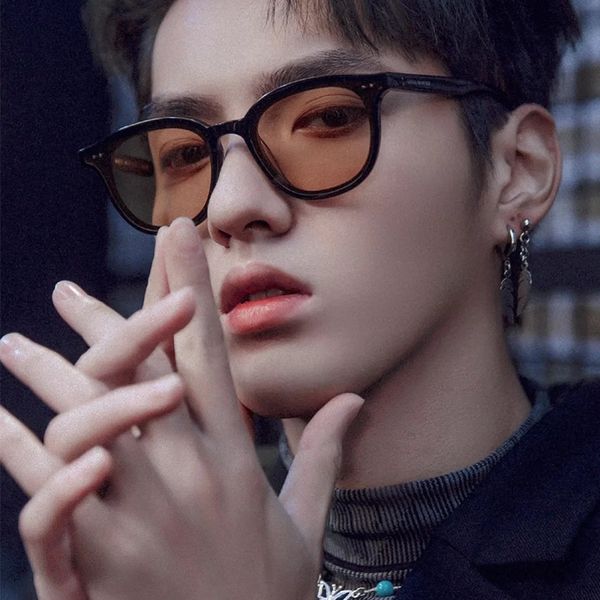 wu yifan то же самое стиль солнцезащитные очки мужская чистая красная корейская версия улица выстрел ветростойкий ультрафиолетовые поляризов
wu yifan то же самое стиль солнцезащитные очки мужская чистая красная корейская версия улица выстрел ветростойкий ультрафиолетовые поляризов