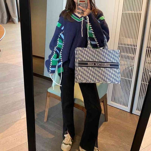 2022 factory wholesale new model puyuan sweater autumn sense minority splicing contrast color knitting pullover v-neck lazy bag, Black;red
2022 factory wholesale new model puyuan sweater autumn sense minority splicing contrast color knitting pullover v-neck lazy bag, Black;red