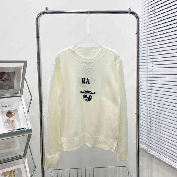 2022 factory wholesale new model autumn winter style + round neck chest letter knitted sweater for women, White;black
2022 factory wholesale new model autumn winter style + round neck chest letter knitted sweater for women, White;black