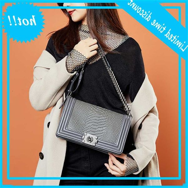 new 2021 lingge chain xiaoxiangfeng shoulder women's messenger classic small square bag
new 2021 lingge chain xiaoxiangfeng shoulder women's messenger classic small square bag