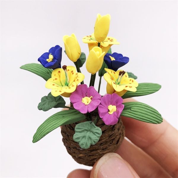 1: 12 doll house dollhouse pocket furniture mini flower pot woven basket yellow lily flower arrangement handmade design crsm
1: 12 doll house dollhouse pocket furniture mini flower pot woven basket yellow lily flower arrangement handmade design crsm