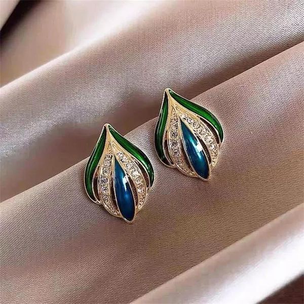 beautifully creative peacock open screen stud earrings wedding engagement earring for women prom party jewelry, Golden;silver
beautifully creative peacock open screen stud earrings wedding engagement earring for women prom party jewelry, Golden;silver