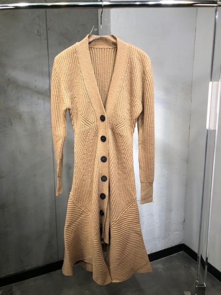 2020 new ladies fashion long sleeve v-neck buttoned irregular dress 1030, Black;gray
2020 new ladies fashion long sleeve v-neck buttoned irregular dress 1030, Black;gray
