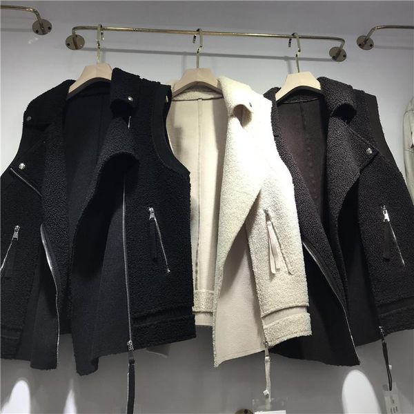 2020 autumn and winter new korean version of imitation lamb fur fur composite vest women loose lapel waistcoat waistcoat tide, Black;white
2020 autumn and winter new korean version of imitation lamb fur fur composite vest women loose lapel waistcoat waistcoat tide, Black;white