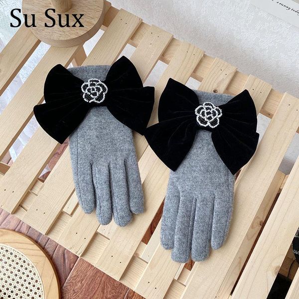 five fingers gloves winter women touch screen wool keep warm finger black bow sequins camellia korea, Blue;gray
five fingers gloves winter women touch screen wool keep warm finger black bow sequins camellia korea, Blue;gray